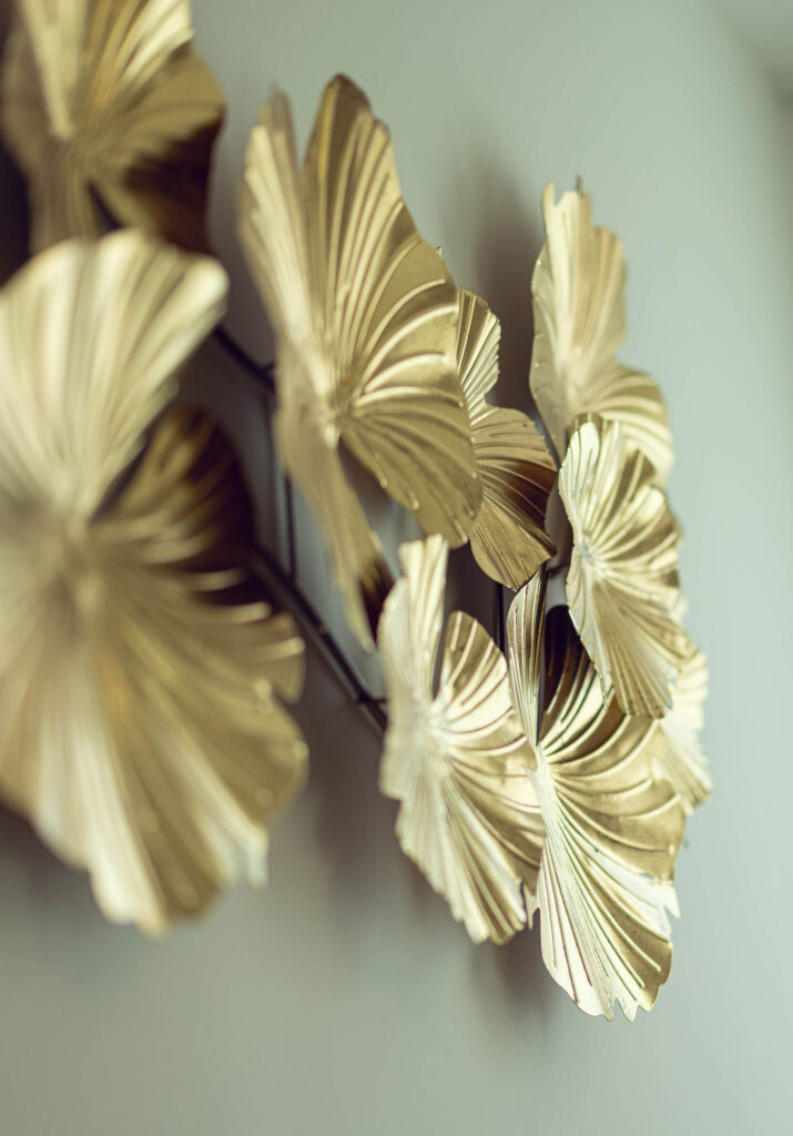 Goldene Wanddekoration